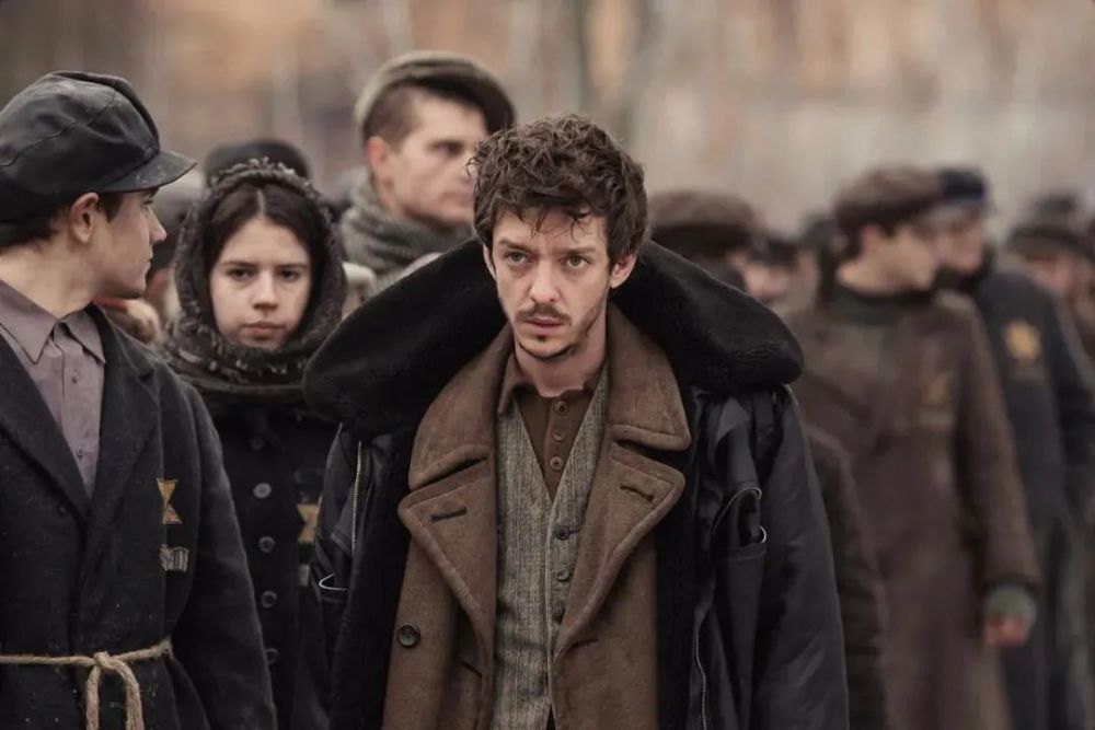 二战期间,和许多无辜的同胞一样,他被关进了纳粹集中营,过着朝不保夕