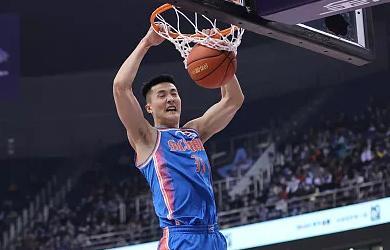 朱松玮在比赛中扣篮南方队的朱松玮同样不遑多让,身为球队第一得分手