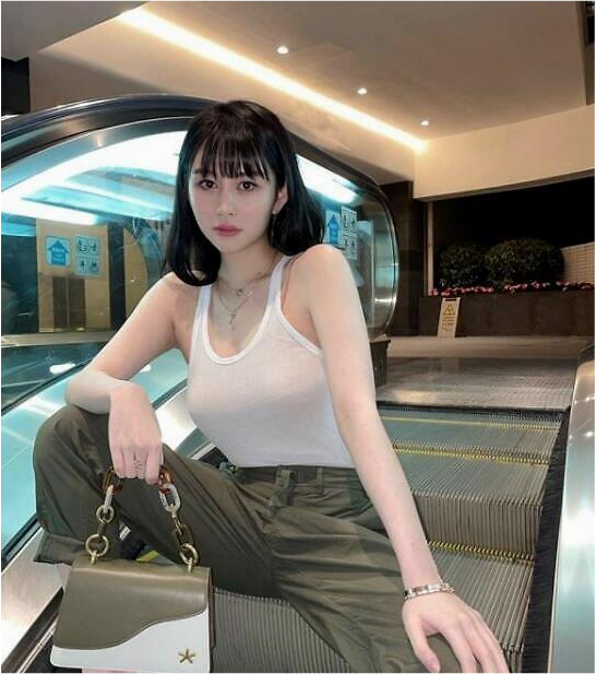 邱淑贞21岁女儿近照曝光身材傲人性感妩媚遗传到妈妈好