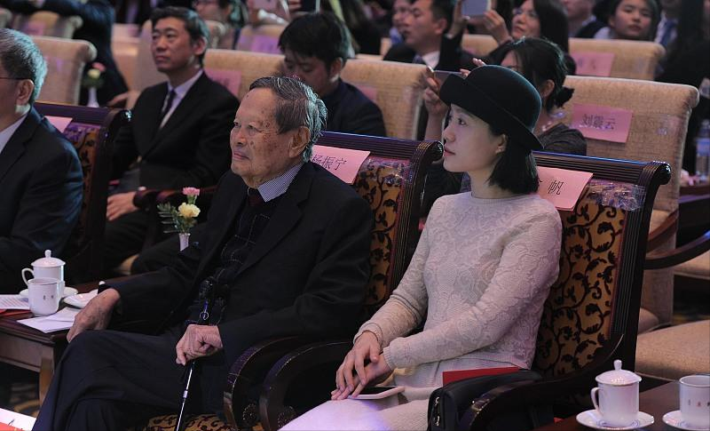 98岁杨振宁高调秀恩爱执妻书墨首曝爱称44岁翁帆罕咧嘴笑