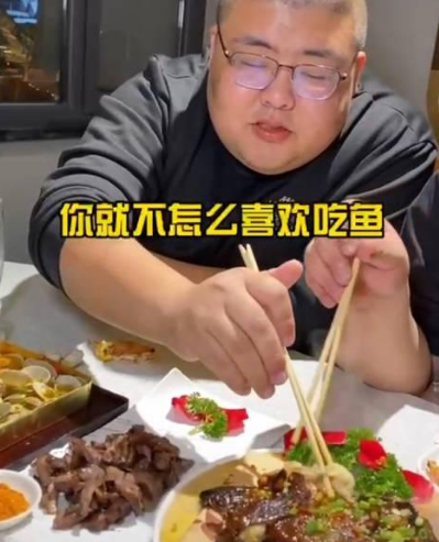 大胃王吃播套路多面包火锅底料塑料龙虾网友泡泡龙怎么不知道