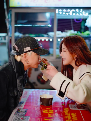 网红宸荨樱桃疑与榜一大哥旅游,腿短被嘲身高只有150,本人和照片差太