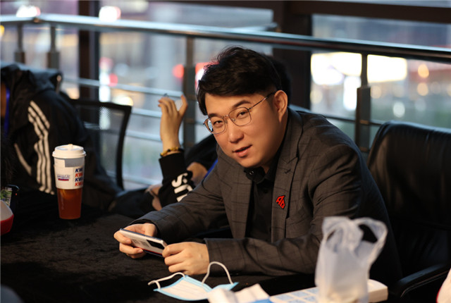 awoke教练飘了提到ag季前赛这场唯一的失利,就不得不说说他们的新教练