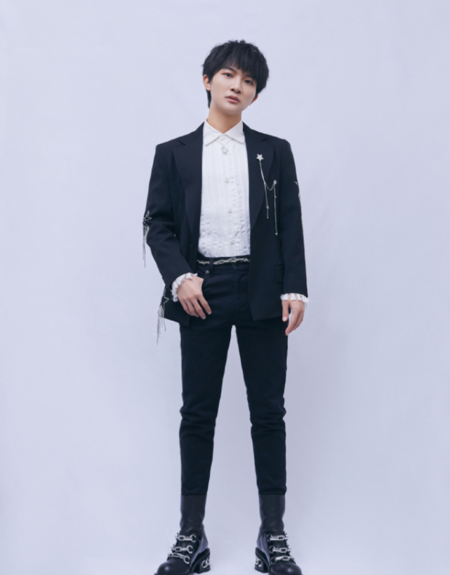 周深为显腿长拼了,拿透明胶当腰带,不料贼时髦