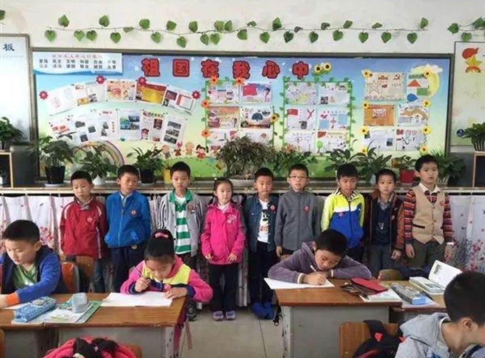 而这次南充市十中上热搜,却是因为一张小学生被罚站的照片,网友表示