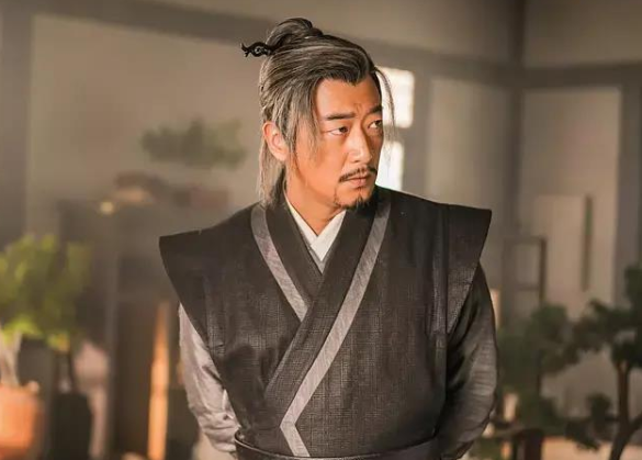 《司藤》"丘山"扮演者,当红时为爱暂退圈,今沦为配角无人识!