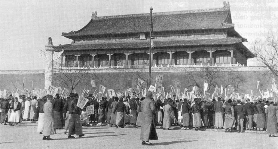 1919年5月4日上午11点左右,北大红楼敲响了五四运动的钟声.
