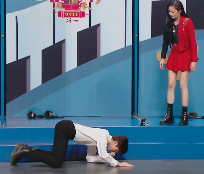 宋亚轩趴在地上,却发现关晓彤裙子太短,下一秒反应暴露真实修养_腾讯