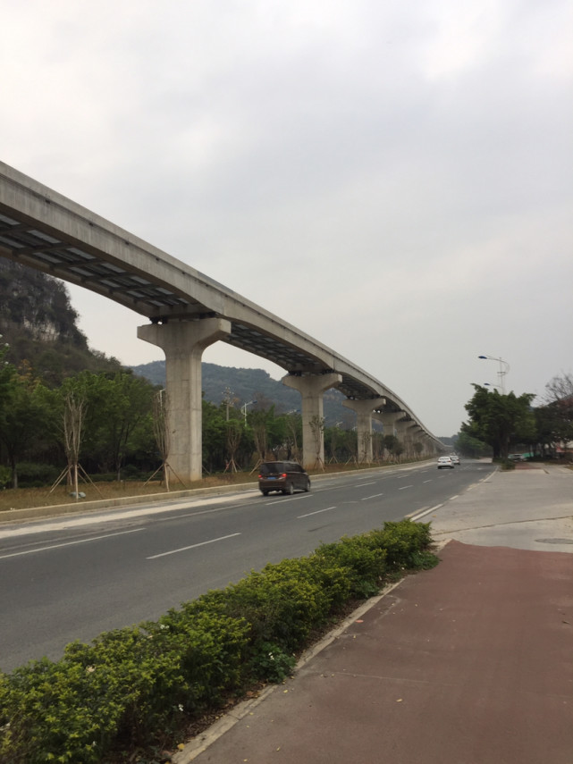 广西柳州轻轨建设3年建成一条风景线
