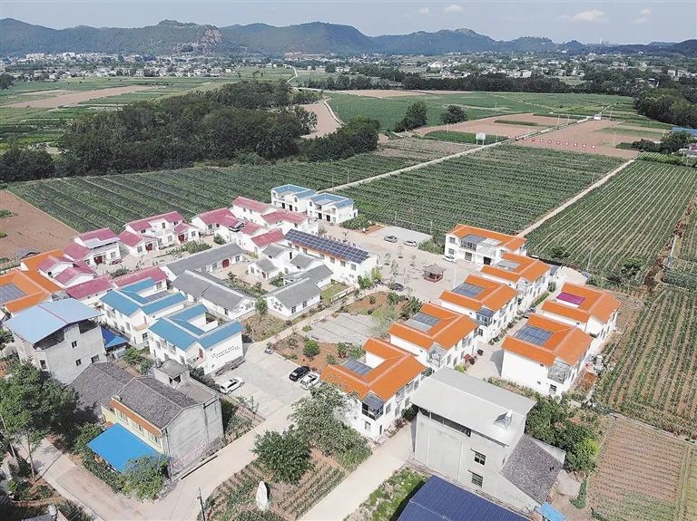 百名记者进百村射洪市香山镇桃花河村飞地共建开启小康新生活