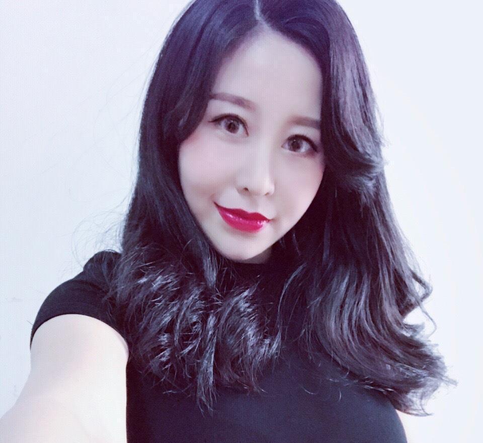 出生于山西的吕帅希从小就对台球非常感兴趣,而她在高中时期学习台球