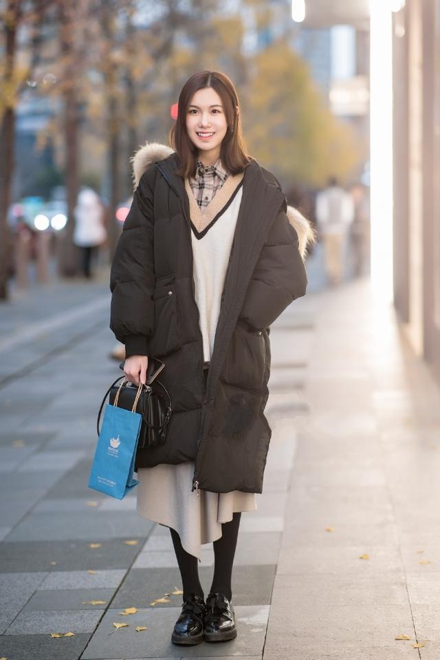 简约的大衣装扮显自然美感,可让你尽情展现窈窕的好身姿