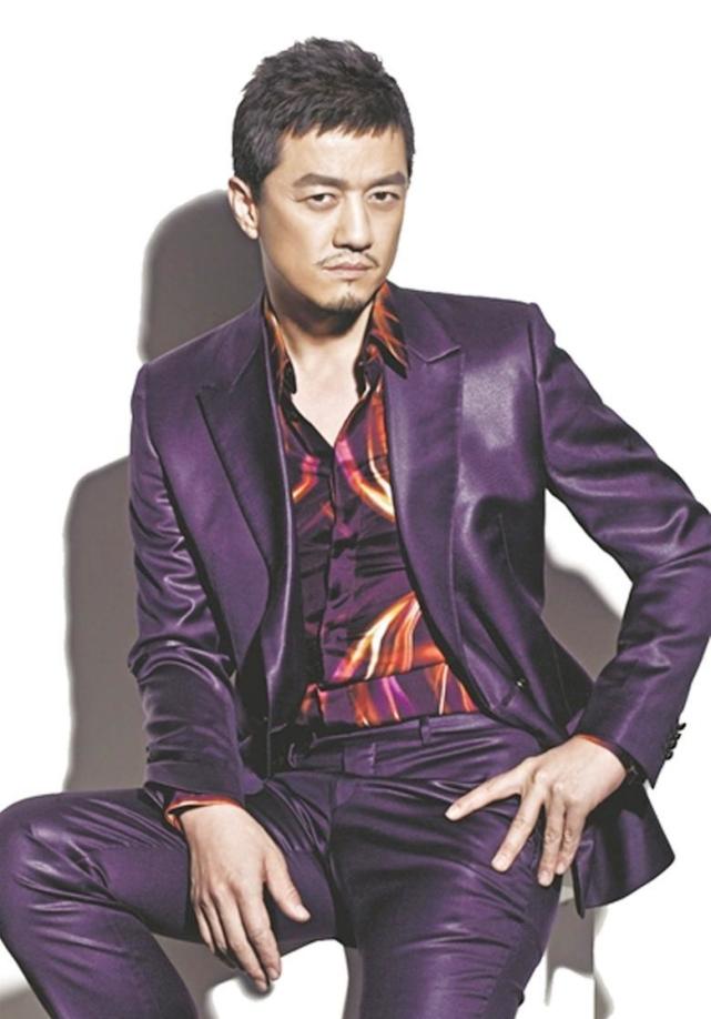 李亚鹏开着百万大奔去见好友神情沮丧不断抽烟好像为债务着急