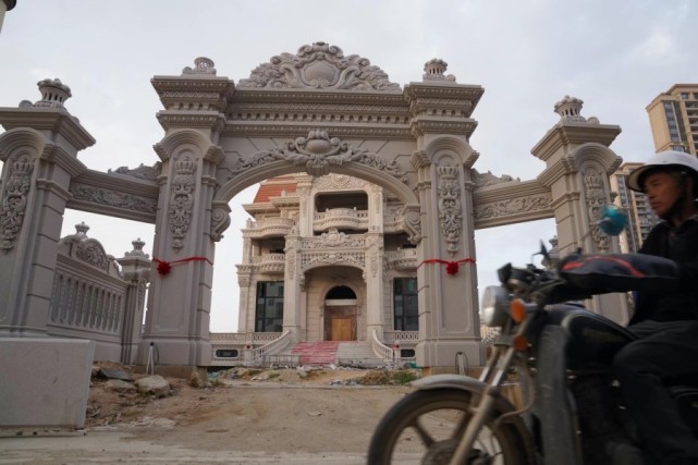 莆田北高镇的豪宅以欧式风格建筑居多,为了讨吉利,多数屋顶被刷成了