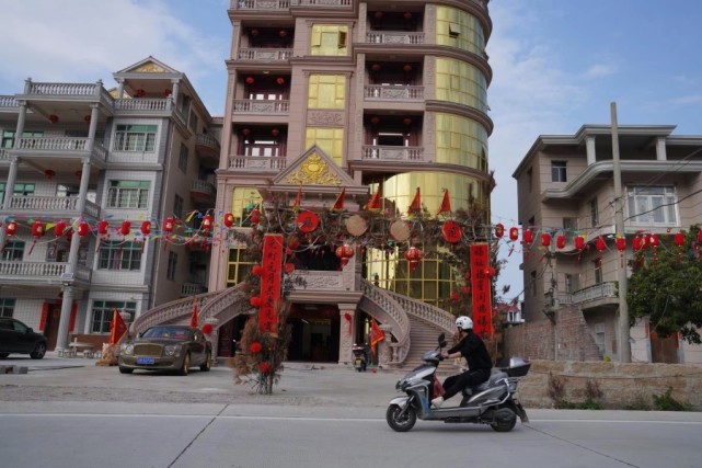 这里的村民在外经商赚了钱就回乡盖豪宅