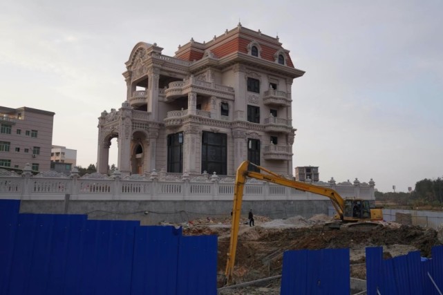 这里的村民在外经商赚了钱就回乡盖豪宅