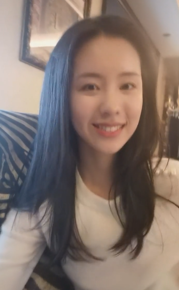 陈都灵首次晒出豪宅内景穿睡衣窝在沙发上自拍素颜神似章泽天