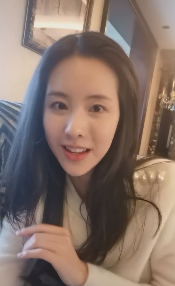 陈都灵首次晒出豪宅内景穿睡衣窝在沙发上自拍素颜神似章泽天