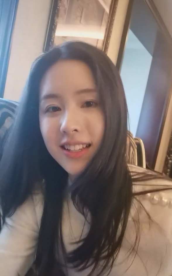 陈都灵首次晒出豪宅内景,穿睡衣窝在沙发上自拍,素颜神似章泽天_生活