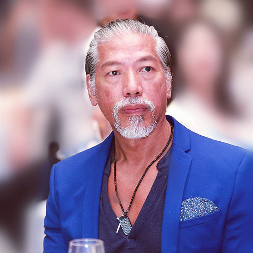 57岁东星乌鸦已满头白发ktv搂美女纵情高歌