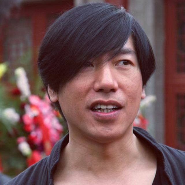 57岁东星乌鸦已满头白发ktv搂美女纵情高歌