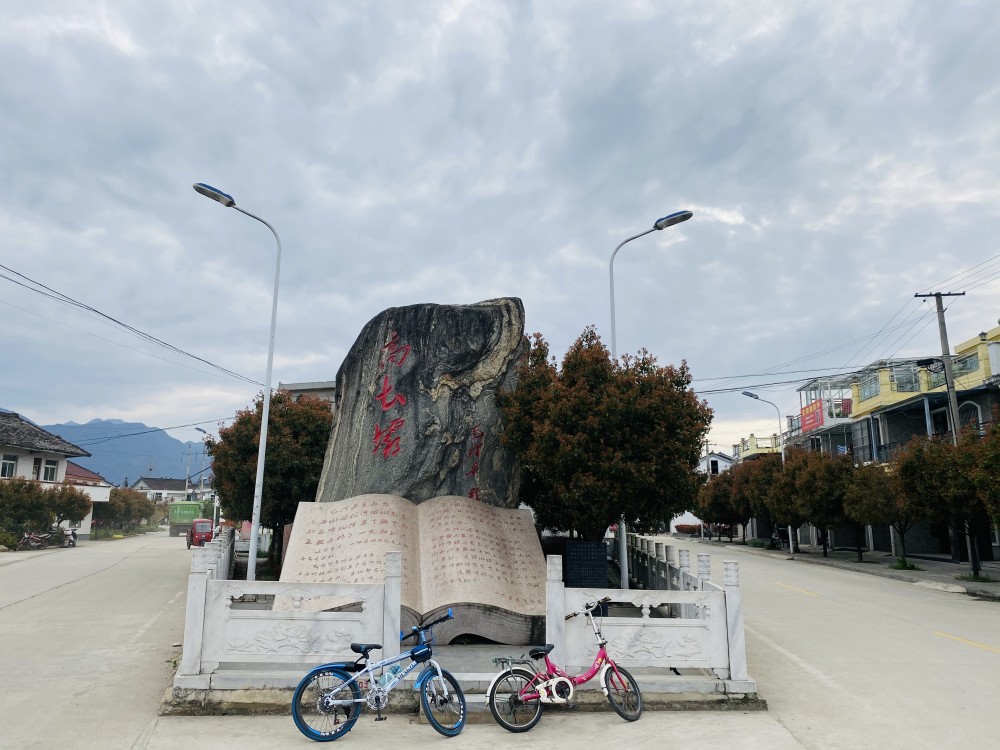 穿過西鄉牧馬河,沿著鄉村道路走了大約三公里,就到了西鄉縣楊河鎮高土