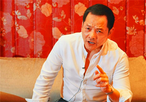 尹国驹作为后来者,门道不深,当时水房帮的大哥肥仔坤就给尹国驹使绊子