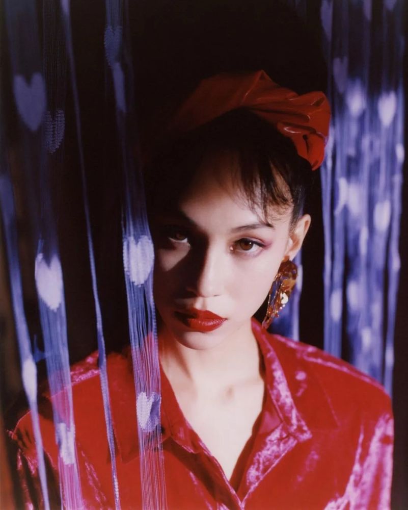 这边水原希子为杂志拍80年代港风大片,看到第一张时以为只是经典的