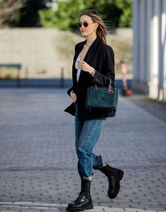 最近又火了一双靴子,叫"bv靴",时髦显瘦,怎么搭都好看_腾讯新闻