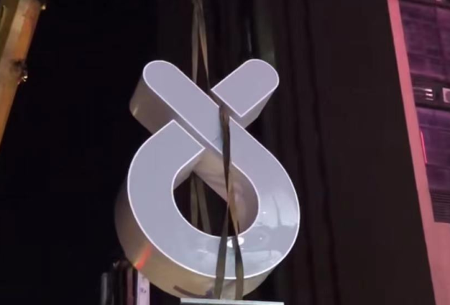 为庆祝辛巴复出,公司斥巨资宣传,多地建筑将亮起"辛选"标志