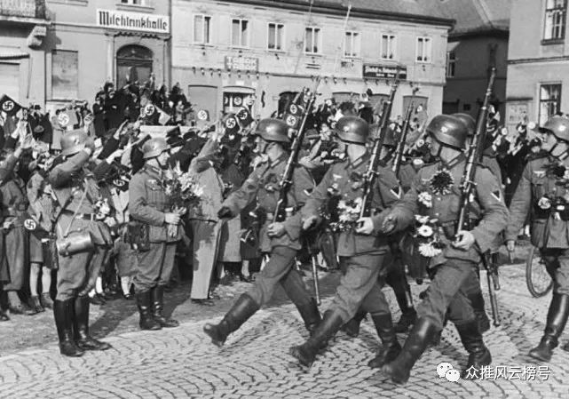 德軍士兵們列隊行進1940年接管了荷蘭防務的德軍部隊整齊的軍容二戰