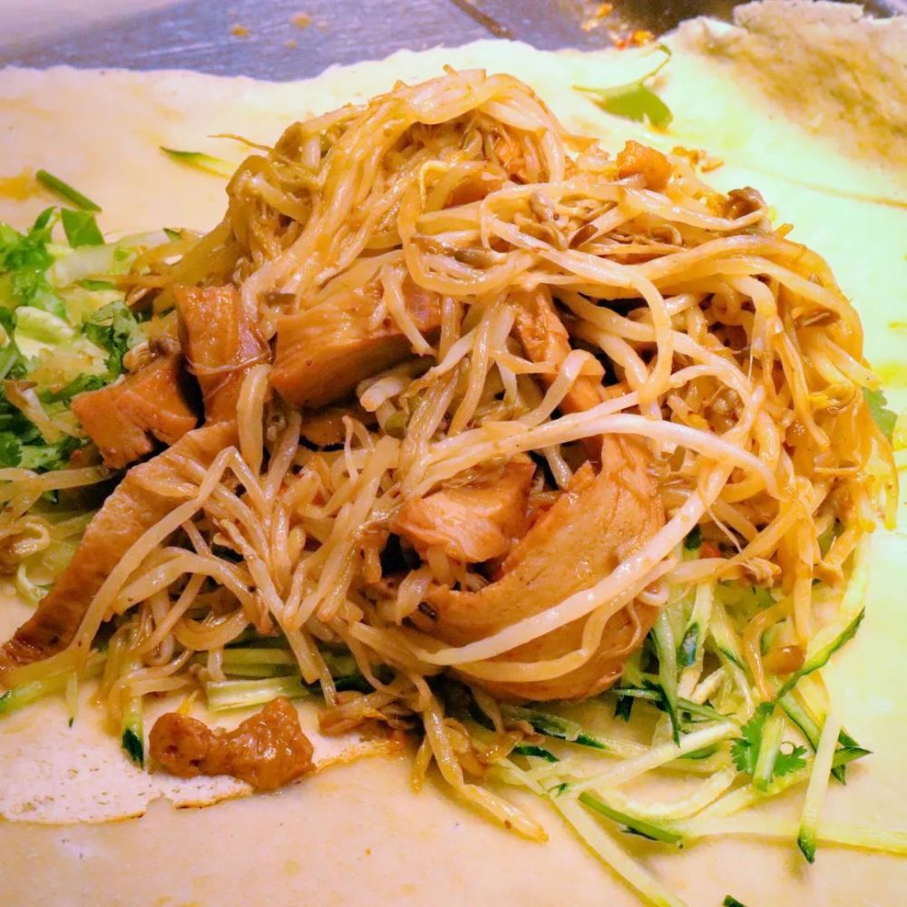 在七浦路火了八年的"阜阳卷馍",一个两斤重!_腾讯新闻