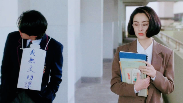 她参演了5部《逃学威龙》,戏份却越来越少,从女主逐渐演成女配