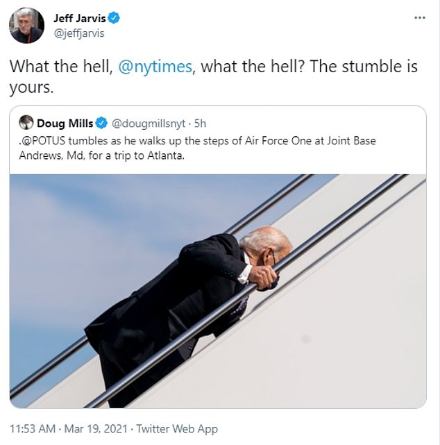 78岁拜登乘机连摔三跤跪倒在地!网友狂玩梗,川普儿子笑开花_腾讯新闻