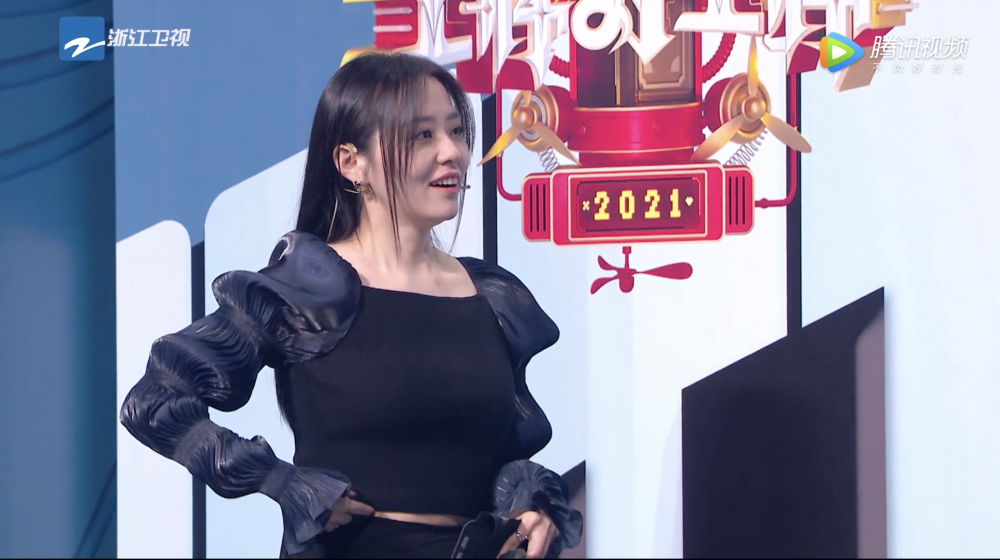 雪花飘飘～北风萧萧～原来一剪"没"的张靓颖为了节目背过贾玲吹口琴