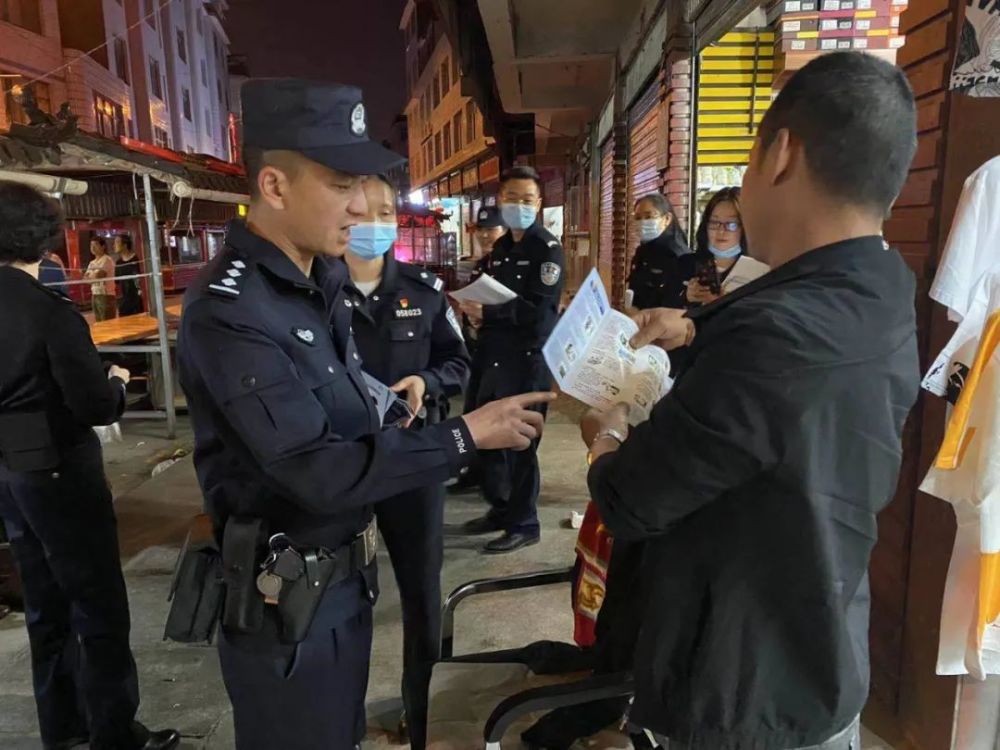 麒麟警方开展夜查净化社会治安环境