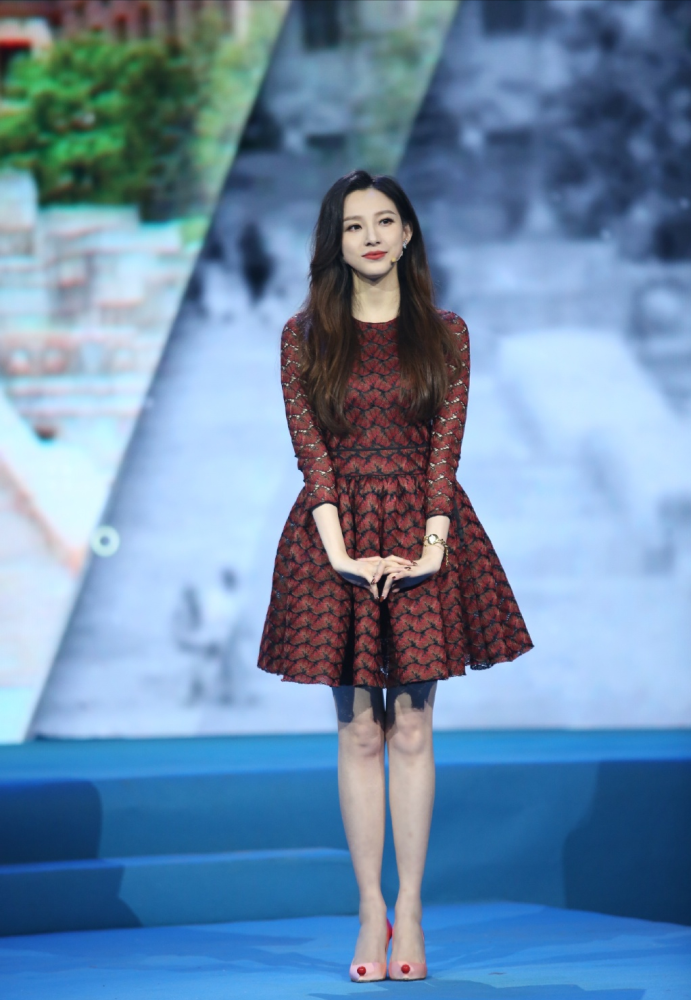 马凡舒温柔可人穿水蓝色裙子太甜不愧是央视林志玲