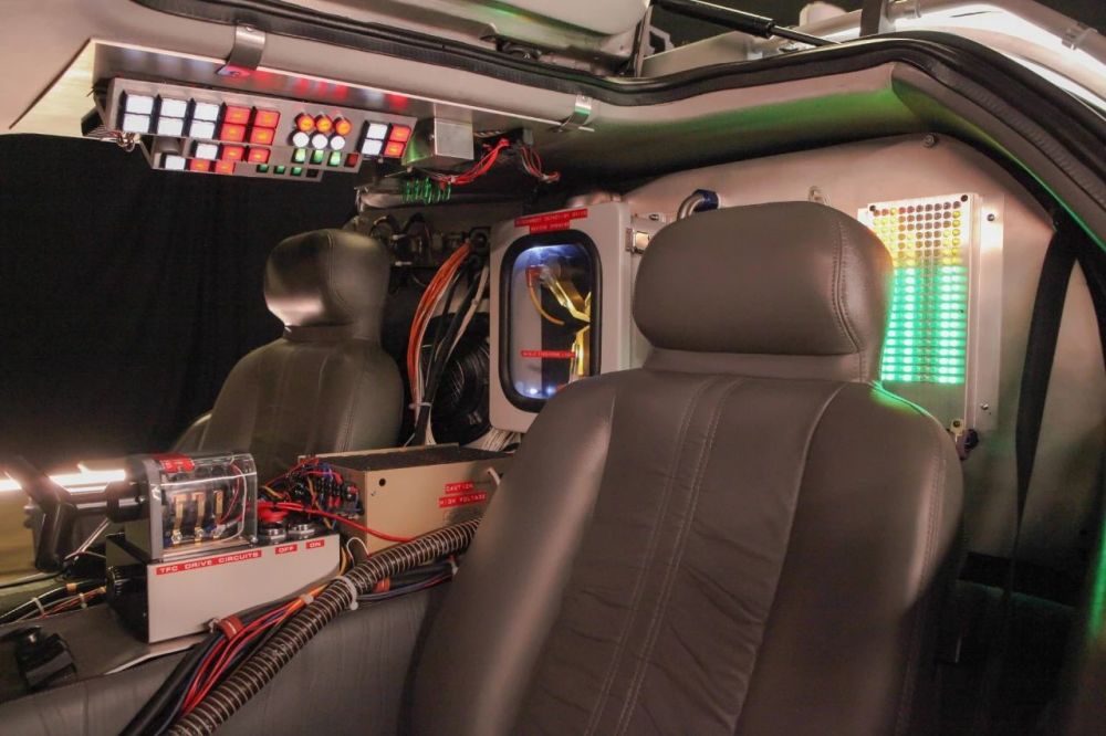 回到未来系列电影主角——dmc-12道具车即将拍卖_腾讯新闻