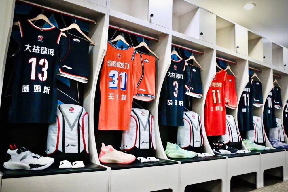 cba全明星周末正赛更衣室装备曝光._腾讯新闻