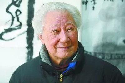 国画大师彭祖华今年96岁了,满头银丝的他,面色红润极了,脸上看不到一