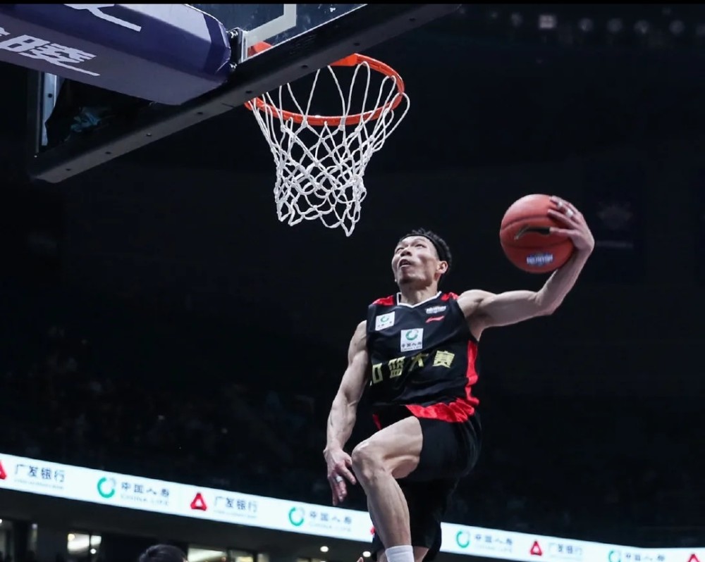 在万众瞩目的扣篮大赛决赛中,民间扣将陈登星和辽宁队的张镇麟双方的