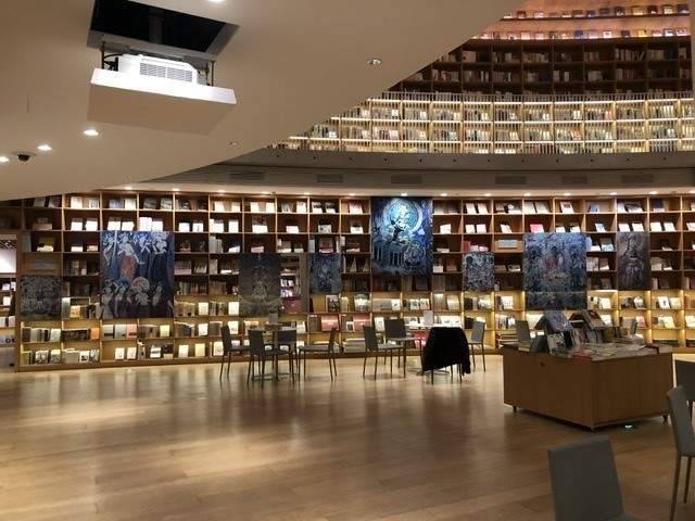 在安藤忠雄设计的上海这家书店里敦煌文化触手可及