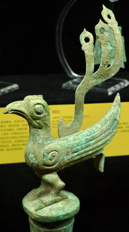 其特点就是它们的翅膀是刀翅,其翅如刀,而在三星堆里的这种鸟,他们