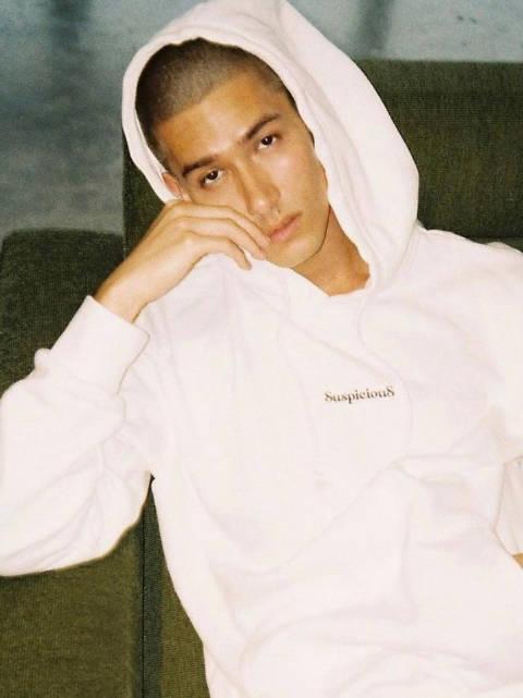 米卡从小在夏威夷长大在日本出道最后在中国发展