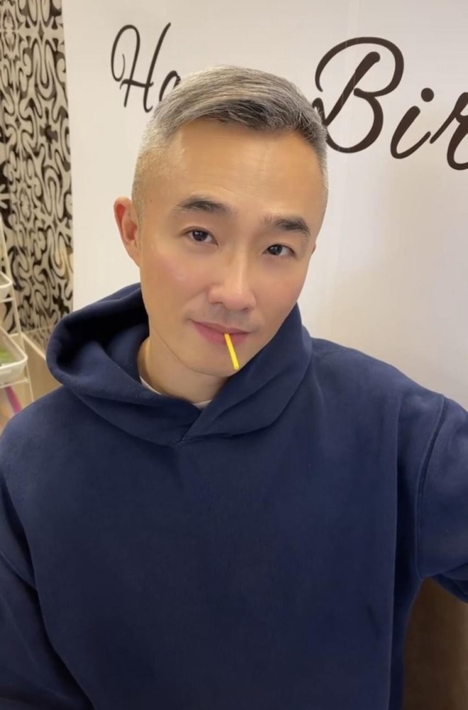 50岁程雷头发花白,瘦太多撑不起裤管,小18岁娇妻是央视主持_腾讯新闻