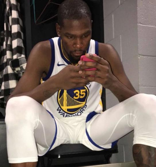 NBA巨人玩手机太难了！博班拿iPad当手机，手掌比手机大几倍