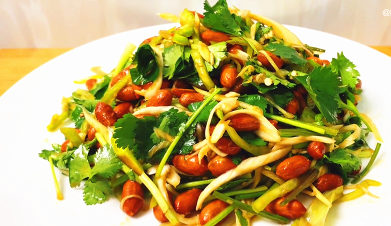 老虎菜怎么做才好吃,原来是有技巧的,看饭店大厨是怎么做的