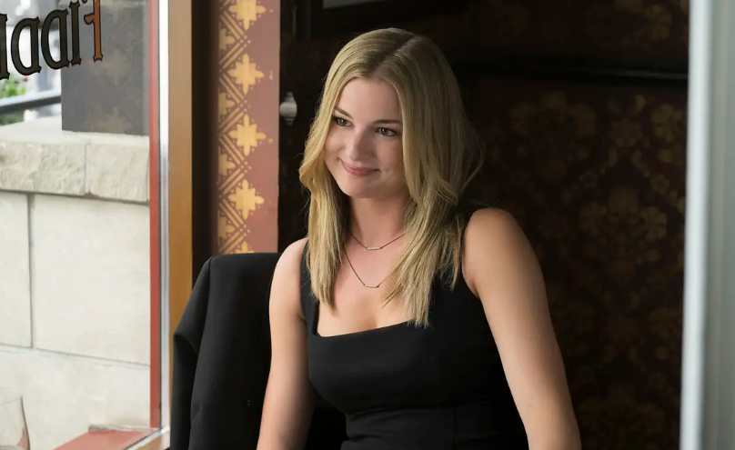 在《美国队长2:冬日战士》里首次登场,负责监视美队,并保护她的安全.