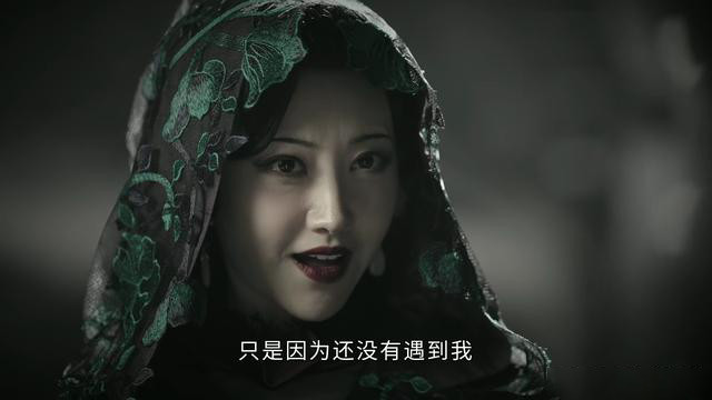 丘山击杀白英时受重伤,却因粘上白英的血液而变得