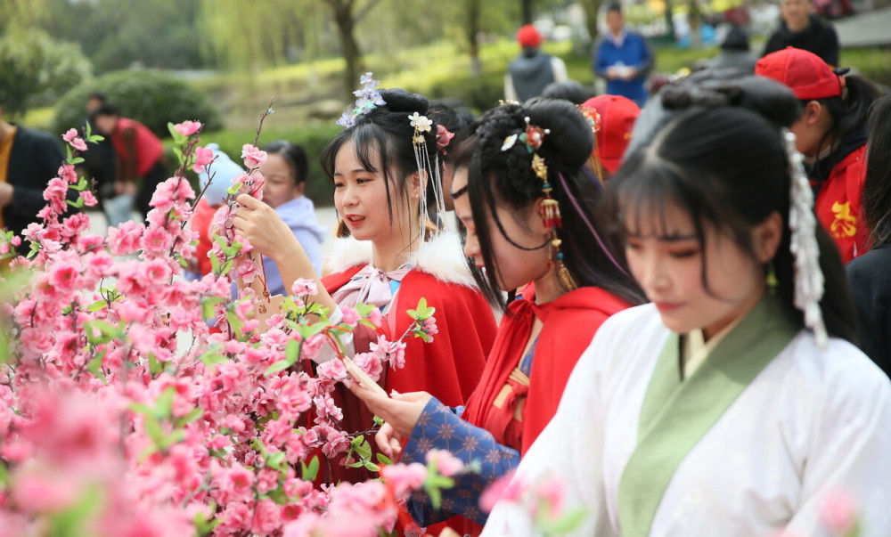 中國傳統節日花朝節來臨全國漢服愛好者爭相慶祝